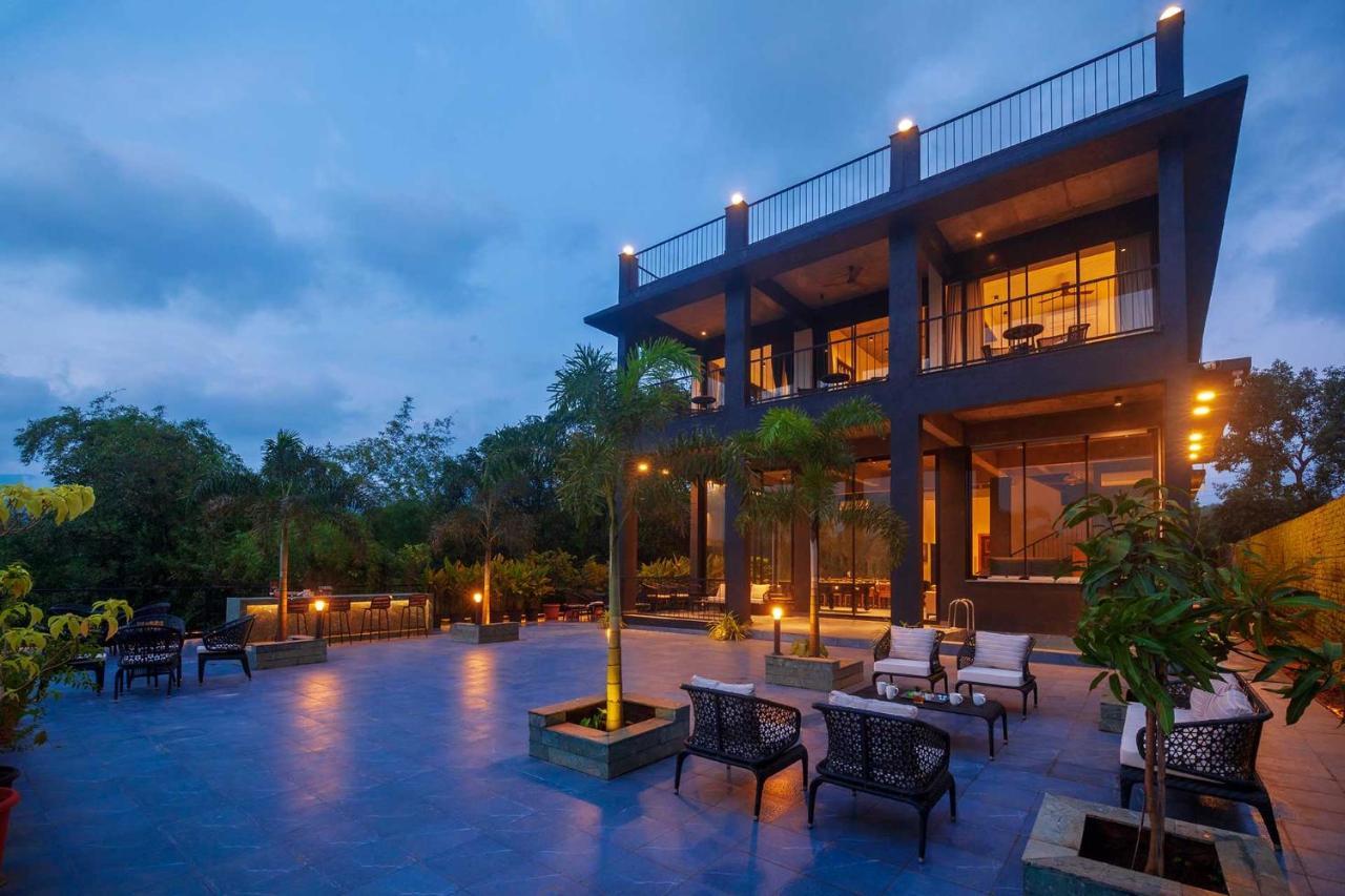 Sunset Boulevard By Stayvista - Lakeside Villa With Pet-Friendly Ambiance, Deck, Terrace, Plunge Pool & Modern Flair Karjat Buitenkant foto