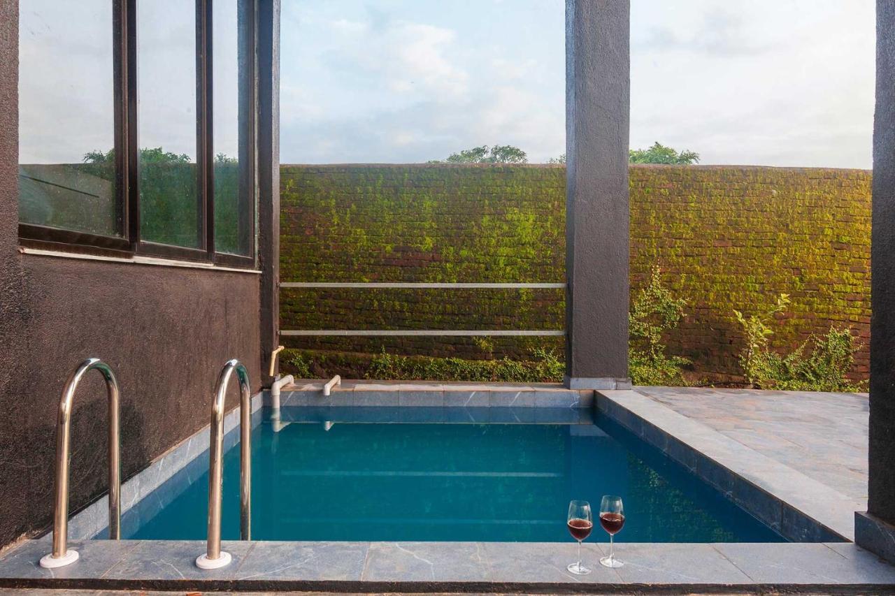 Sunset Boulevard By Stayvista - Lakeside Villa With Pet-Friendly Ambiance, Deck, Terrace, Plunge Pool & Modern Flair Karjat Buitenkant foto