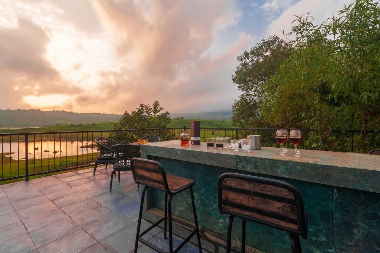 Sunset Boulevard By Stayvista - Lakeside Villa With Pet-Friendly Ambiance, Deck, Terrace, Plunge Pool & Modern Flair Karjat Buitenkant foto