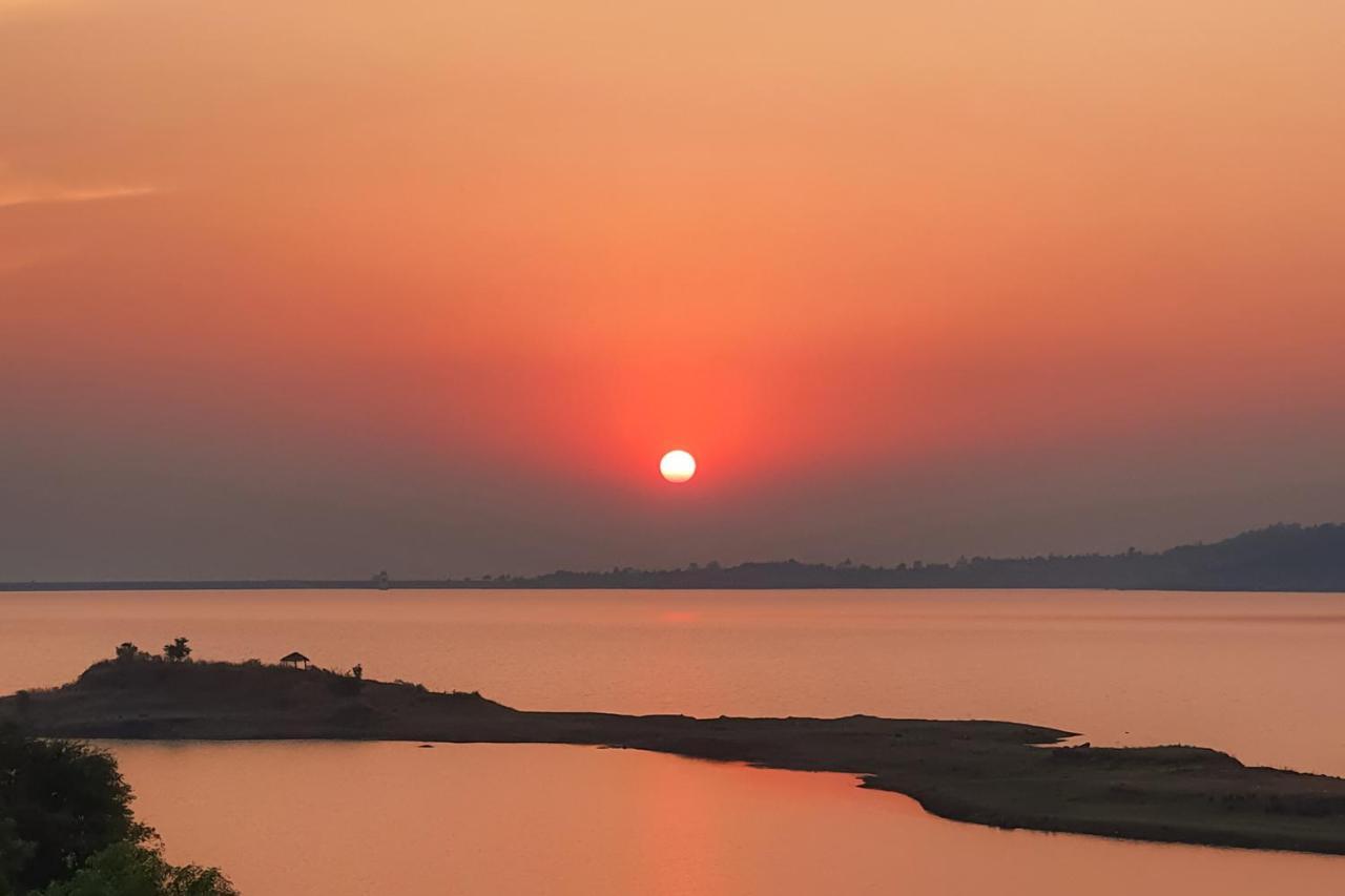 Sunset Boulevard By Stayvista - Lakeside Villa With Pet-Friendly Ambiance, Deck, Terrace, Plunge Pool & Modern Flair Karjat Buitenkant foto