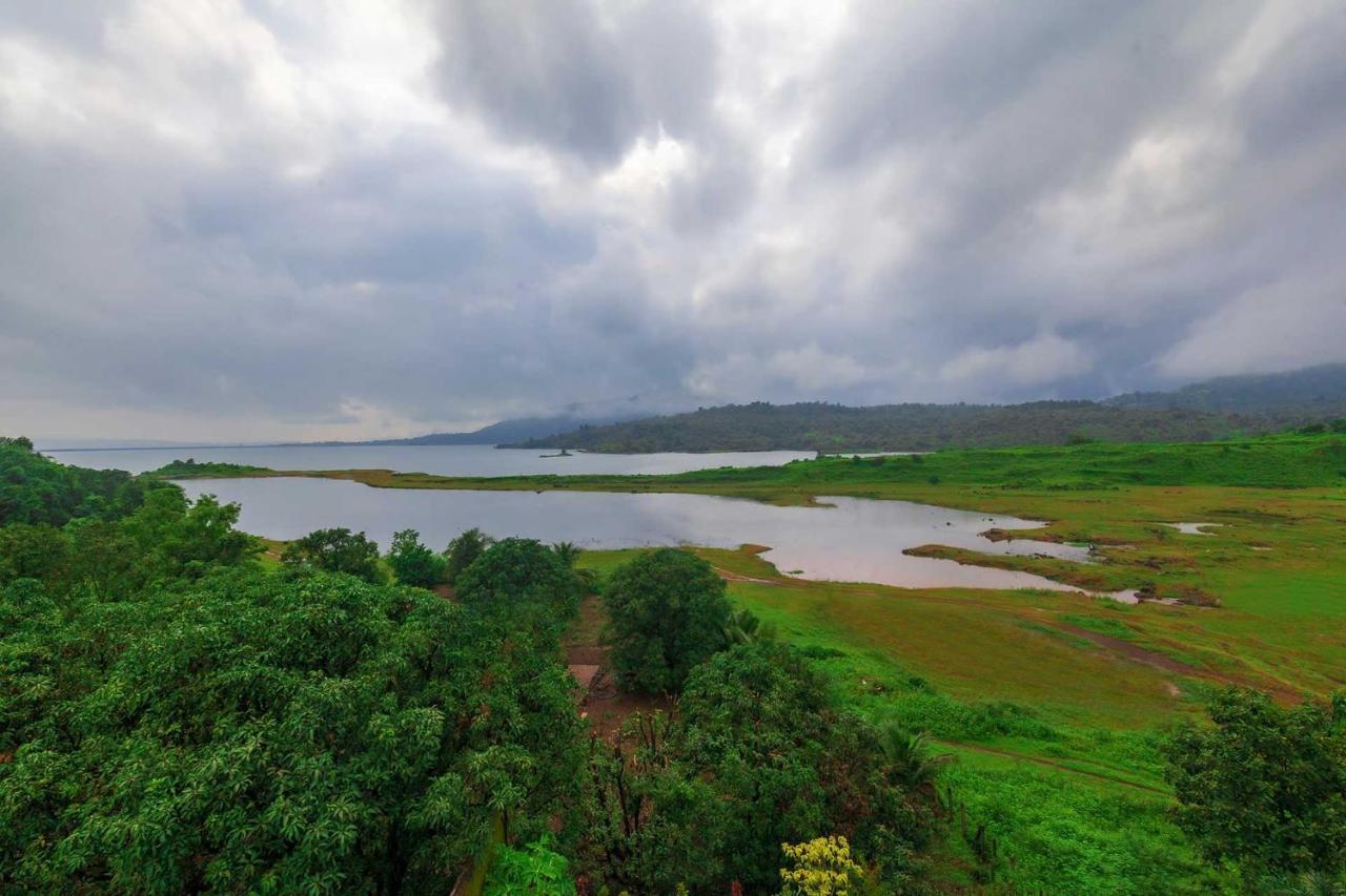 Sunset Boulevard By Stayvista - Lakeside Villa With Pet-Friendly Ambiance, Deck, Terrace, Plunge Pool & Modern Flair Karjat Buitenkant foto
