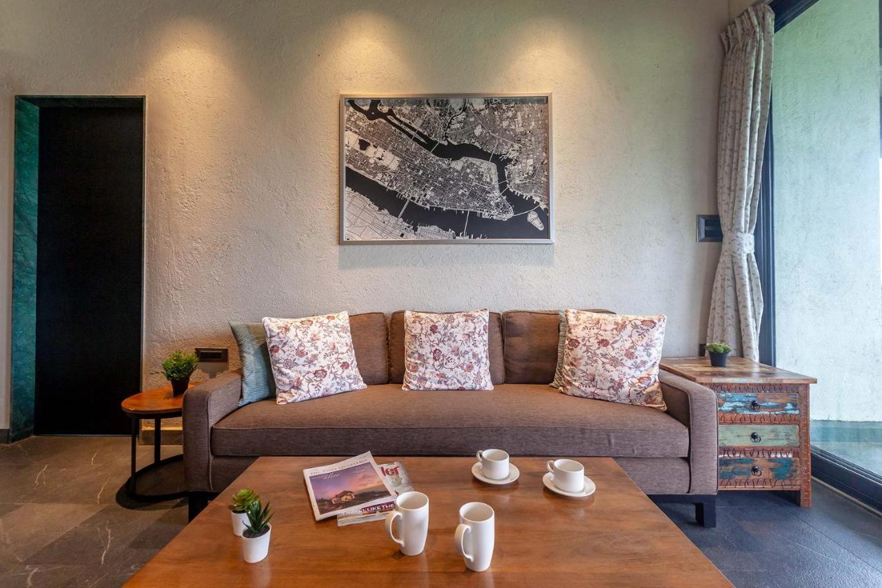 Sunset Boulevard By Stayvista - Lakeside Villa With Pet-Friendly Ambiance, Deck, Terrace, Plunge Pool & Modern Flair Karjat Buitenkant foto
