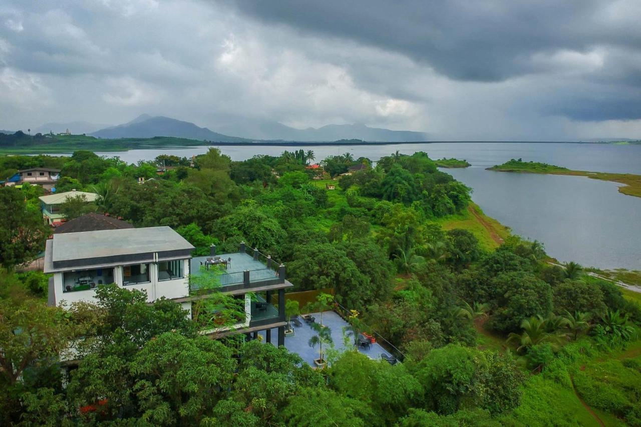 Sunset Boulevard By Stayvista - Lakeside Villa With Pet-Friendly Ambiance, Deck, Terrace, Plunge Pool & Modern Flair Karjat Buitenkant foto
