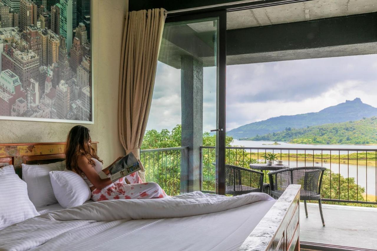 Sunset Boulevard By Stayvista - Lakeside Villa With Pet-Friendly Ambiance, Deck, Terrace, Plunge Pool & Modern Flair Karjat Buitenkant foto
